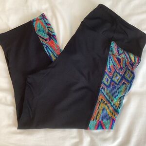MAURICES: Black with geometric like design workout leggings 2X